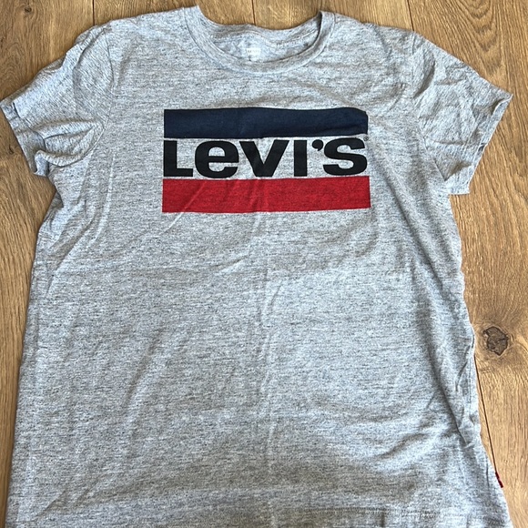 Levi’s tshirt - Picture 2 of 2